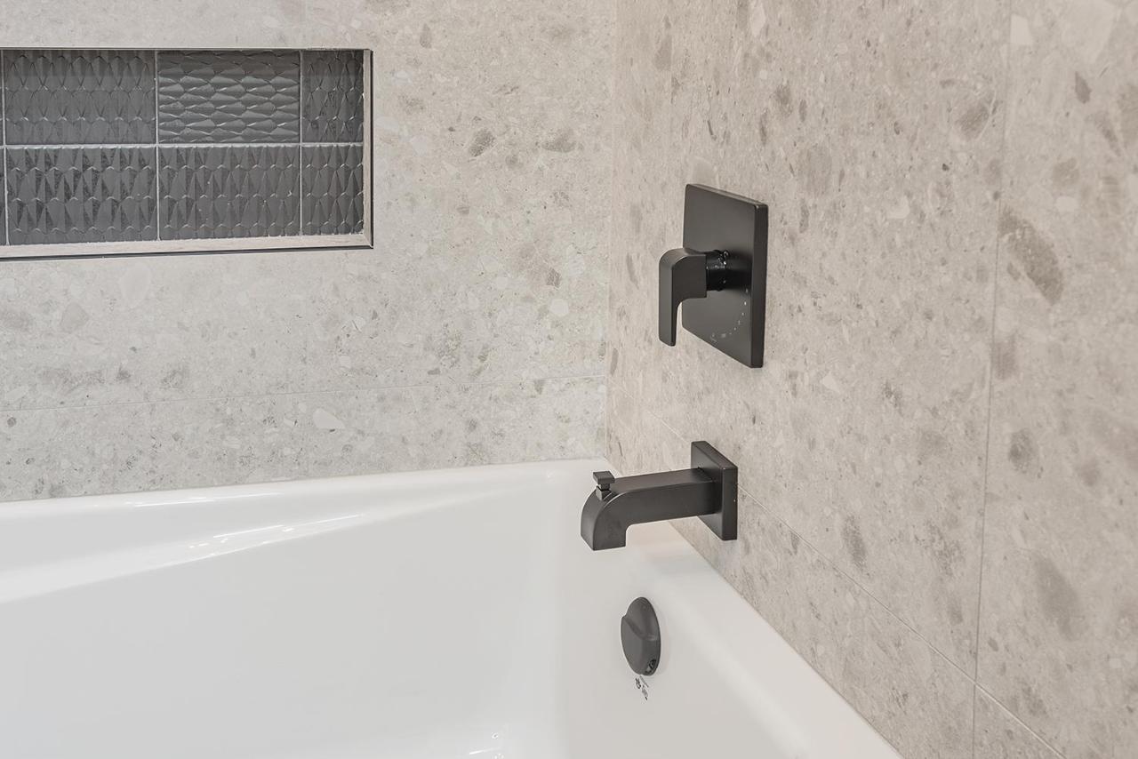 ברוסארד Free Parking Prime Location New Modern Condo מראה חיצוני תמונה